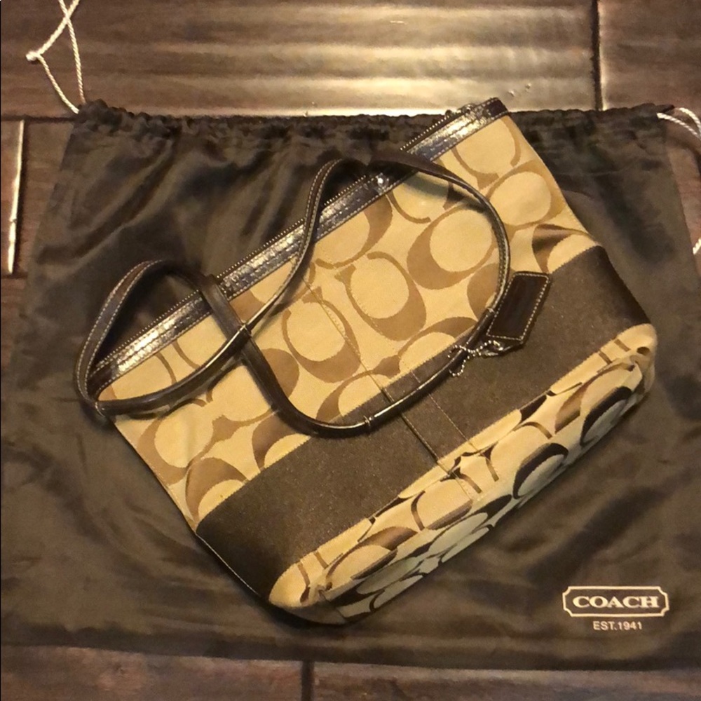 Brown classic two tones coach shoulder bag
